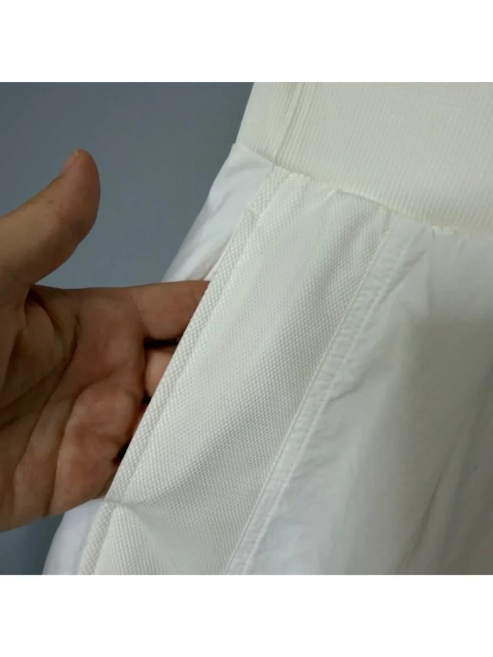 OLD NAVY high waisted crinkle wide leg pants in white size 10/12